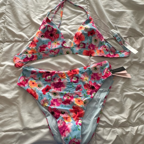 Victoria’s Secret Size M Bikini Top - Picture 2 of 2